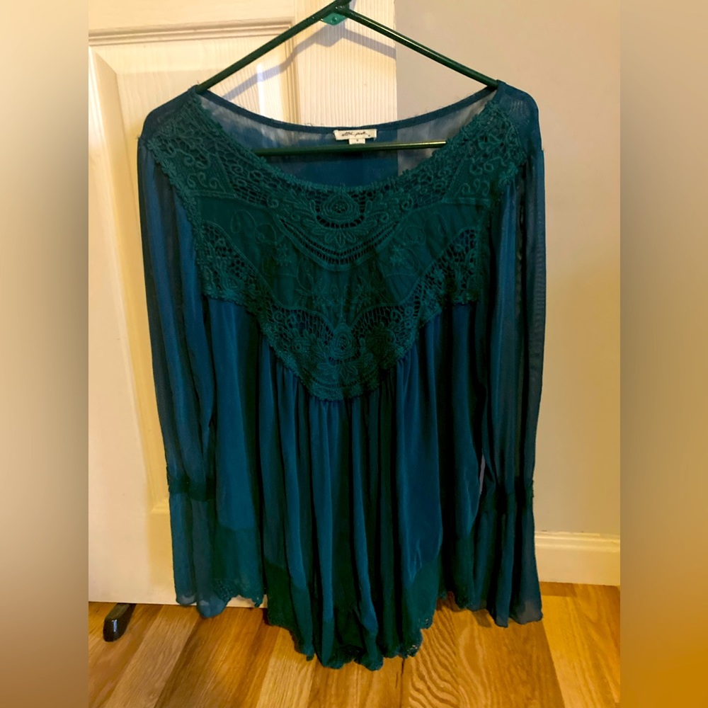 Very pretty emerald green top Sleeves are sheer.